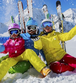 635884568517918787 Family Skiing