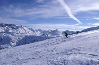 1024px Statiunea Bansko   una din partii