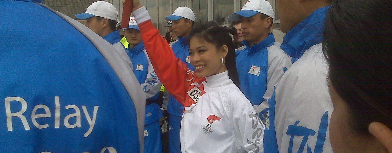 1280px Vanessa Mae holding olympic torch