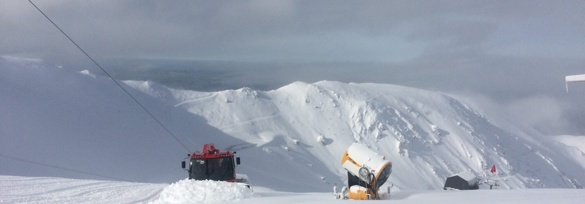 PB600 snow groomer pushes new snow up Fascination