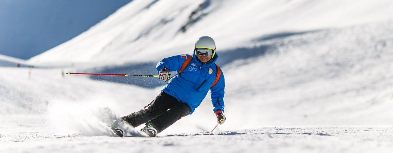man snow skiing on bed of snow during winter 848595