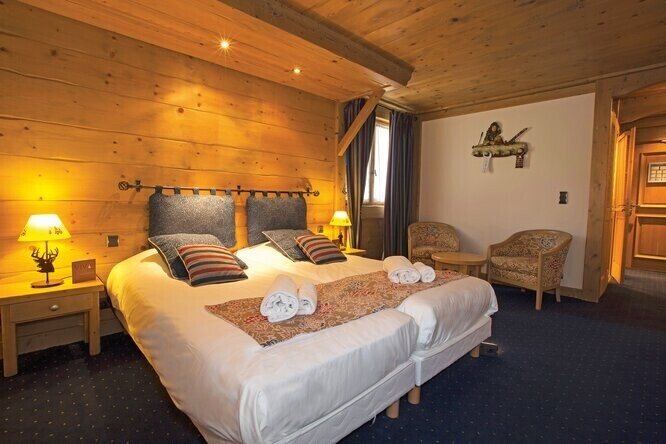 Family bedroom with wooden panelling at Chalet Hotel L'Ecrin, Tignes