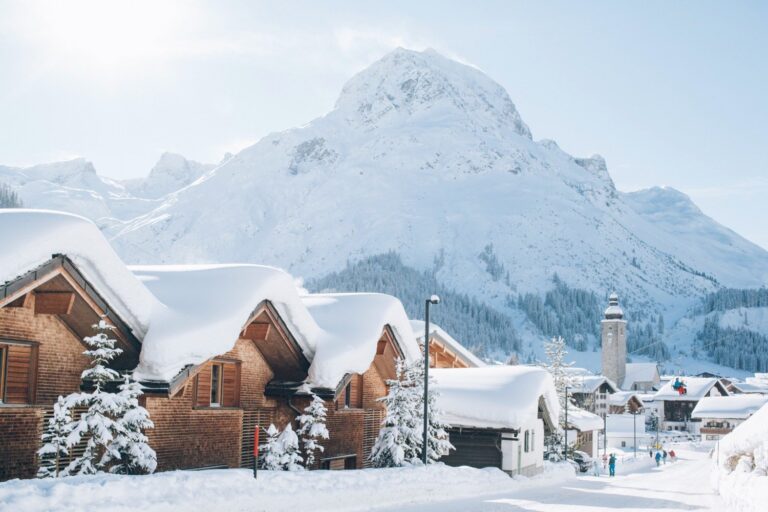 Snow-laden chalets in Lech beneath the Omeshorn