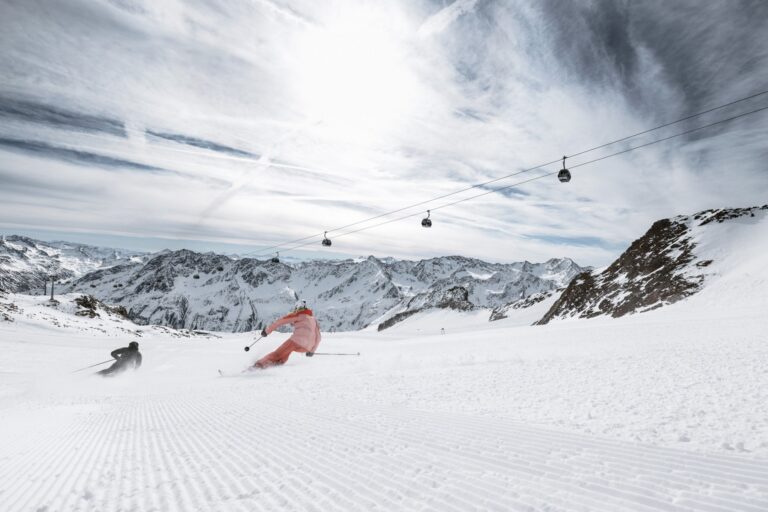 Skiing on the glacier ski area in Sölden, Ötztal_©Ötztal Tourismus_photographer_Florian Kofler