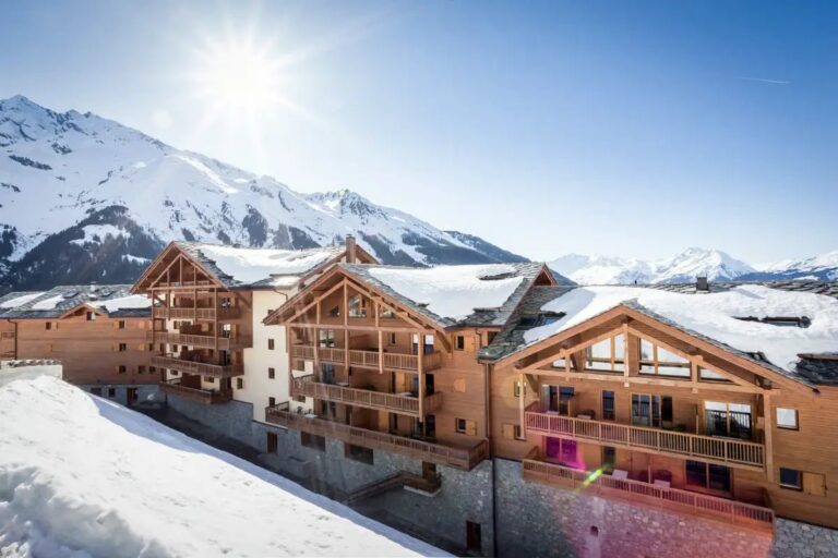 Etoile des Cîmes residence in the snow at the foot of the slopes in Sainte Foy Tarentaise
