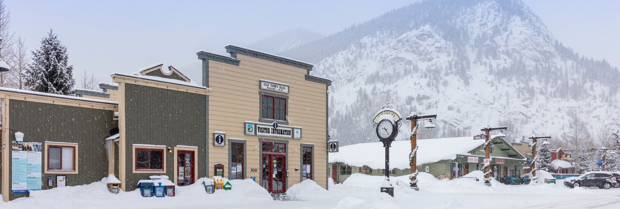 Snow falling on Frisco Main Street and the Information Center