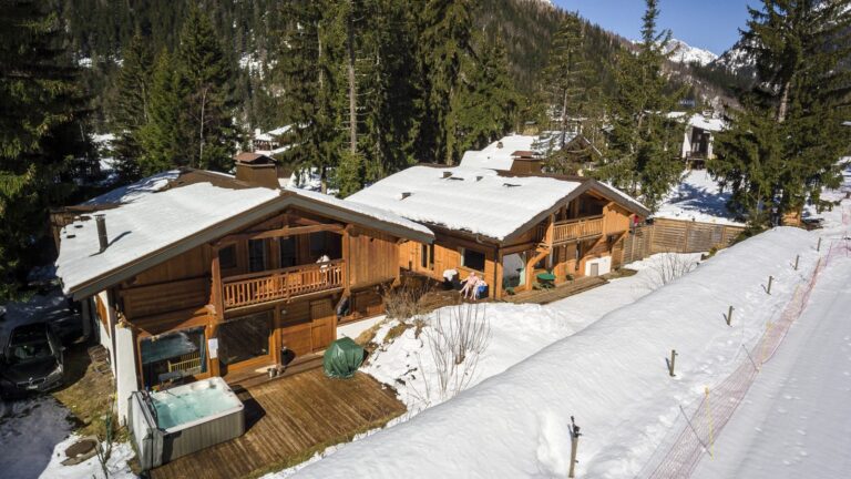 Outdoor hot tub and sun terraces at SkiWeekends Chalet Hideaway, Argentière